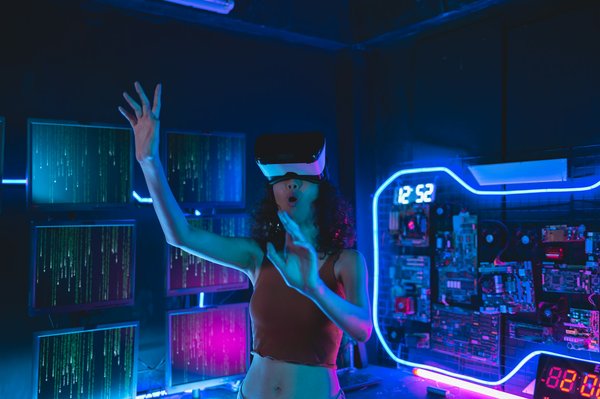 Comment un jeu de survie en mer peut-il intégrer des leçons sur la navigation et la survie maritime?