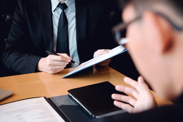 Instantly ou apollo : quel outil de prospection choisir ?